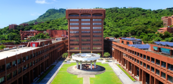 Đại học Quốc Lập Trung Sơn là một trong những Đại Học danh tiếng tại Đài Loan, đứng vị trí số 11 tại Đài và vị trí 412 trên toàn thế giới. Tọa lạc tại thành phố Kao Hùng, Đài Loan 