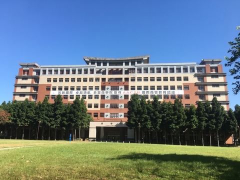 Đại học quốc lập Đài Bắc được thành lập từ năm 1949, tiền thân là Trường Cao Đẳng Hành Chính Công Tỉnh Đài Loan và chủ yếu đào tạo kiến thức về pháp luật và thương mại cho tầng lớp ưu tú của đất nước. Với bề dày lịch sử và có hơn 100.000 cựu sinh viên trường Đại học quốc lập Đài Bắc luôn đạt được kết quả xuất sắc trong giáo dục. Hiện nay, trường đã kí thỏa thuận liên kết với hơn 110 trường Đại học trên toàn thế giới với các chương trình liên kết phong phú như các chương trình nghiên cứu quốc tế, trao đổi học sinh, bằng đôi…