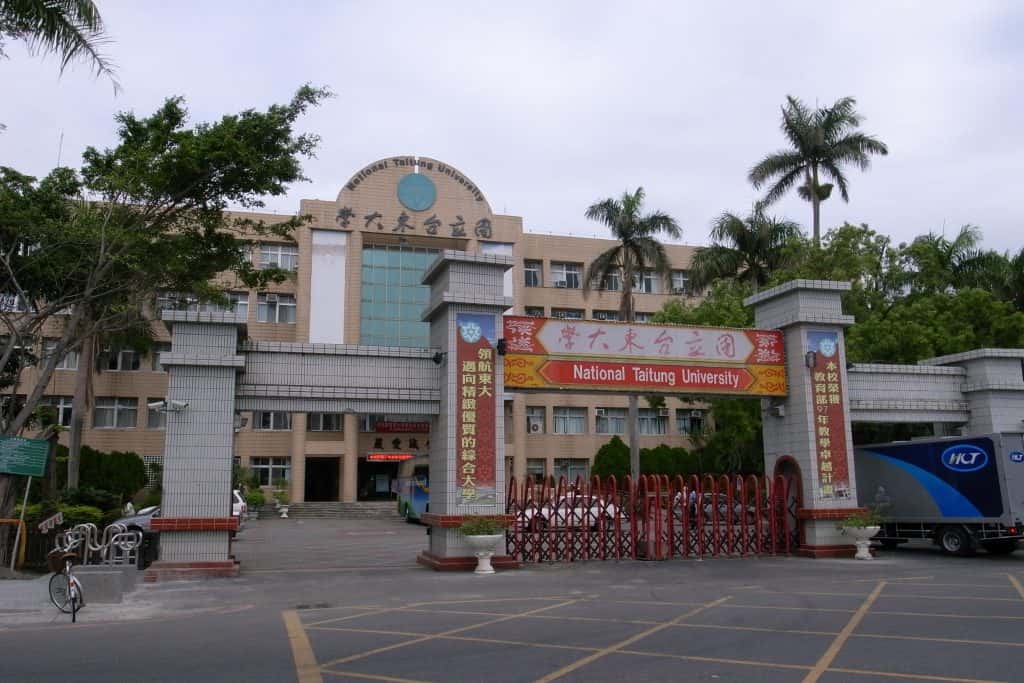 Đại học quốc lập Đài Đông – National Taitung University (NTTU, 國立臺東大學) là một trường đại học công lập với hơn 4.000 sinh viên, 40.000 cựu sinh viên và 728 giảng viên và nhân viên.
