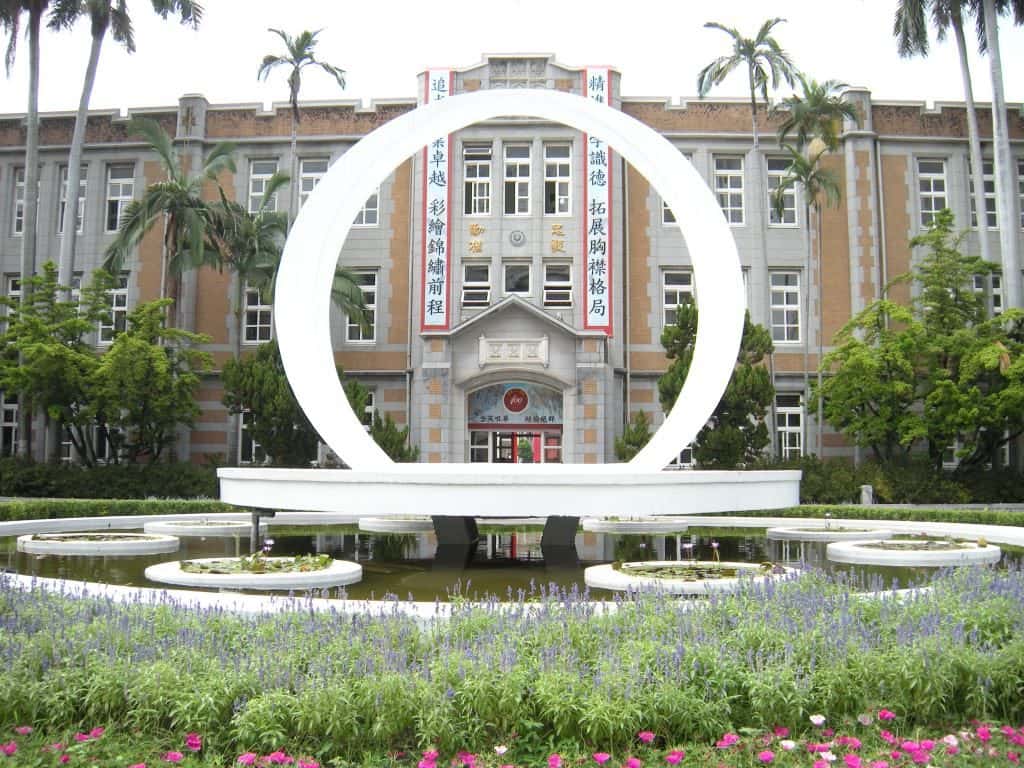Đại học Giáo dục quốc gia Đài Trung (National Taichung University of Education) là một trong những trường đại học trọng điểm khi du học Đài Loan. Giáo dục là cơ sở phát triển của Đài Loan, chính vì hiểu được điều đó, trường luôn coi việc bồi dưỡng giáo viên là ưu tiên hàng đầu.