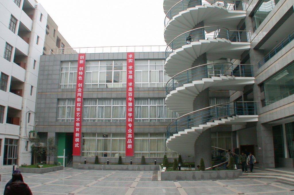 Đại học Quốc lập khoa học công nghệ Đài Trung ra đời vào năm 2011 từ sự sát nhập của hai ngôi trường lớn tại Đài Trung là Học viện công nghệ Đài Trung (1919) và Trường cao đẳng quốc lập điều dưỡng Đài Trung (1955).