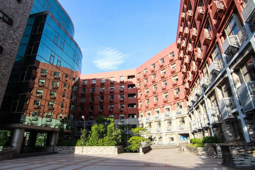 Đại học Nguyên Trí nằm tại thành phố Đào Viên, ngay sát Thành phố Đài Bắc. Yuan Ze University – YZU – 元智大學 là trường Đại học Tư thục do tập đoàn Viễn Đông thành lập vào năm 1989.