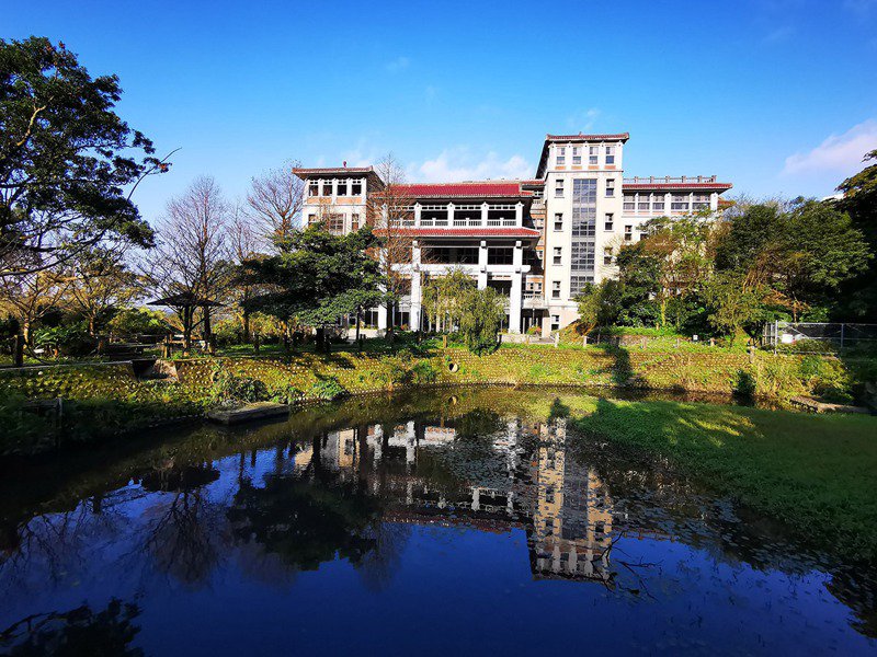 Đại học Hoa Phạm – Hua Fan University (華梵大學) là trường đại học đầu tiên được thành lập bởi cộng đồng Phật giáo ở các nước nói tiếng Hoa.