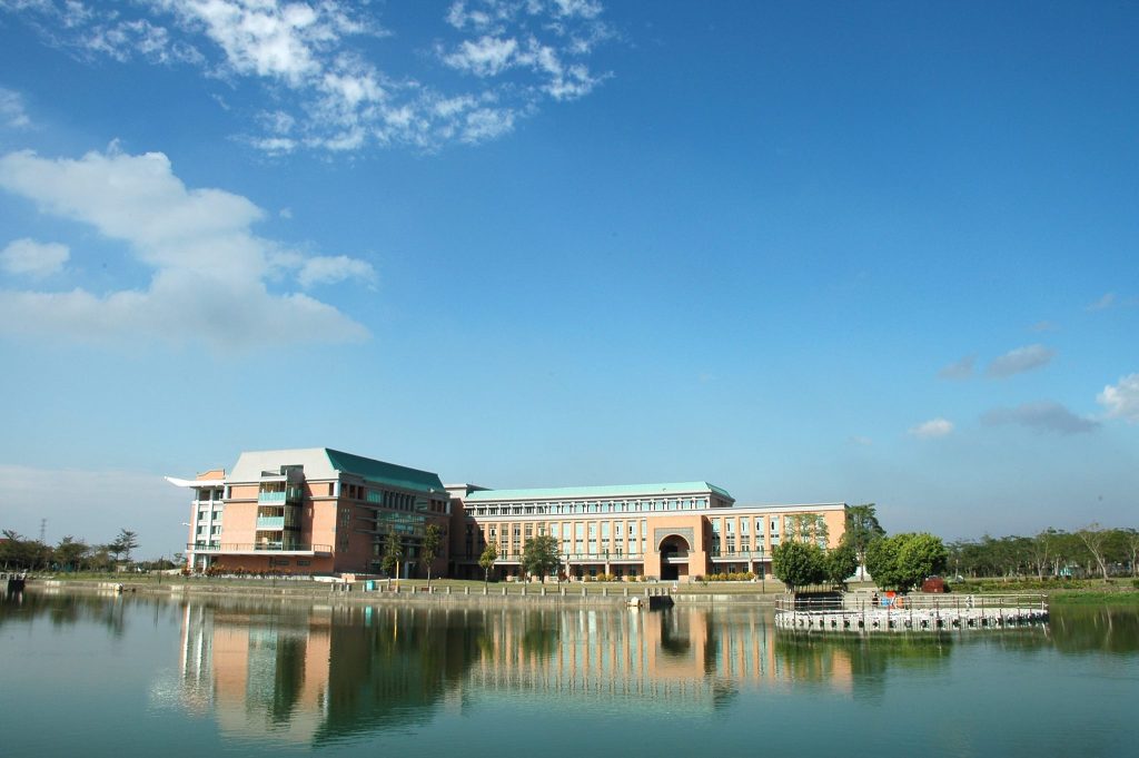 Đại học Minh Đạo là một đại học chuyên nghiên cứu các kỹ thuật năng lượng tái tạo. Đây là một trong những trường đại học lớn của Đài Loan với mô hình kiến trúc gần gũi với thiên nhiên, nhiều cây xanh