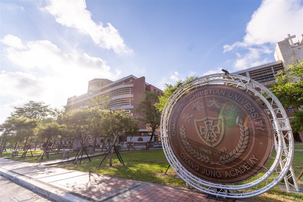 Đại học Trường Vinh là trường đại học có quy mô lớn với khoảng 11.000 sinh viên và 350 giảng viên. Trường mong muốn mở rộng sự ấm áp và hiếu khách của miền nam Đài Loan đến phần còn lại của thế giới.